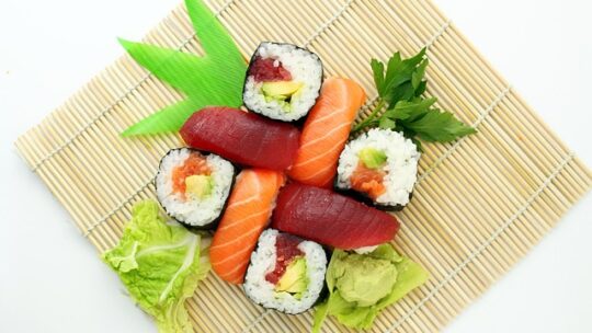 Sushi for begyndere: 5 essentielle værktøjer til at gøre din første sushi oplevelse til en succes