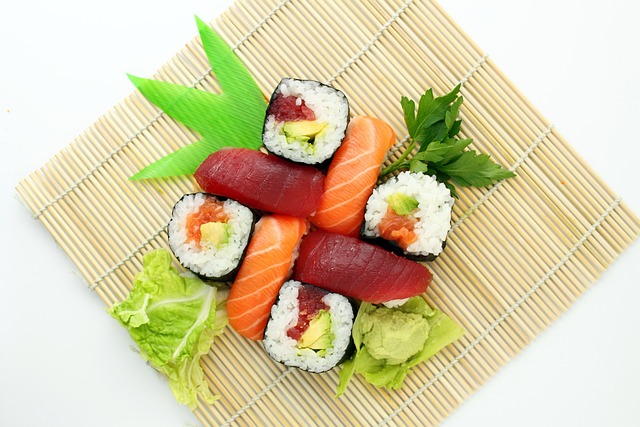 Sushi for begyndere: 5 essentielle værktøjer til at gøre din første sushi oplevelse til en succes